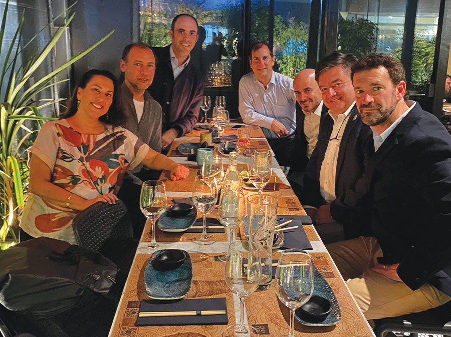 Liza Jimenez, Cesar Ravinet, Ricardo Abogabir, Arturo Fontecilla, Diego Abogabir, Jorge Rojas, and Pablo Cariola seated at a table at a restaurant in Chile
