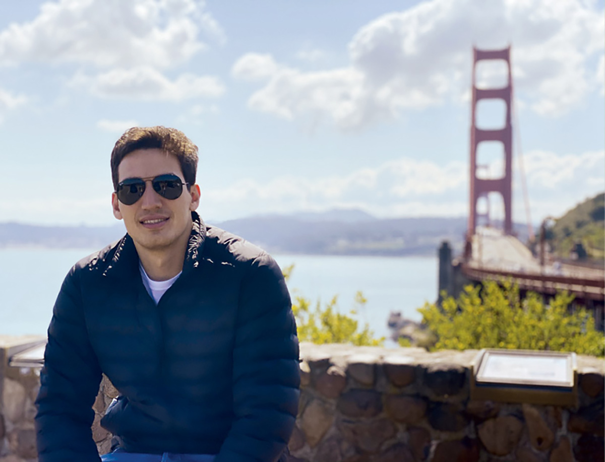 Brunno Luz Moreira poses for a picture in front of the Golden Gate Bridge
