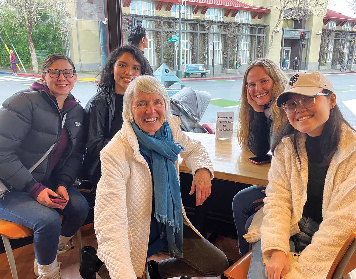retired judge Patricia Lucas ’79 with mentees at a table